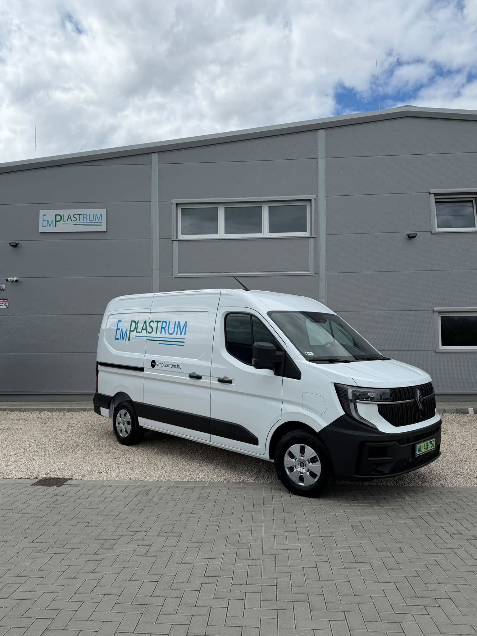 Az Emplastrum új Renault Master E-Tech elektromos teherautója a telephely előtt