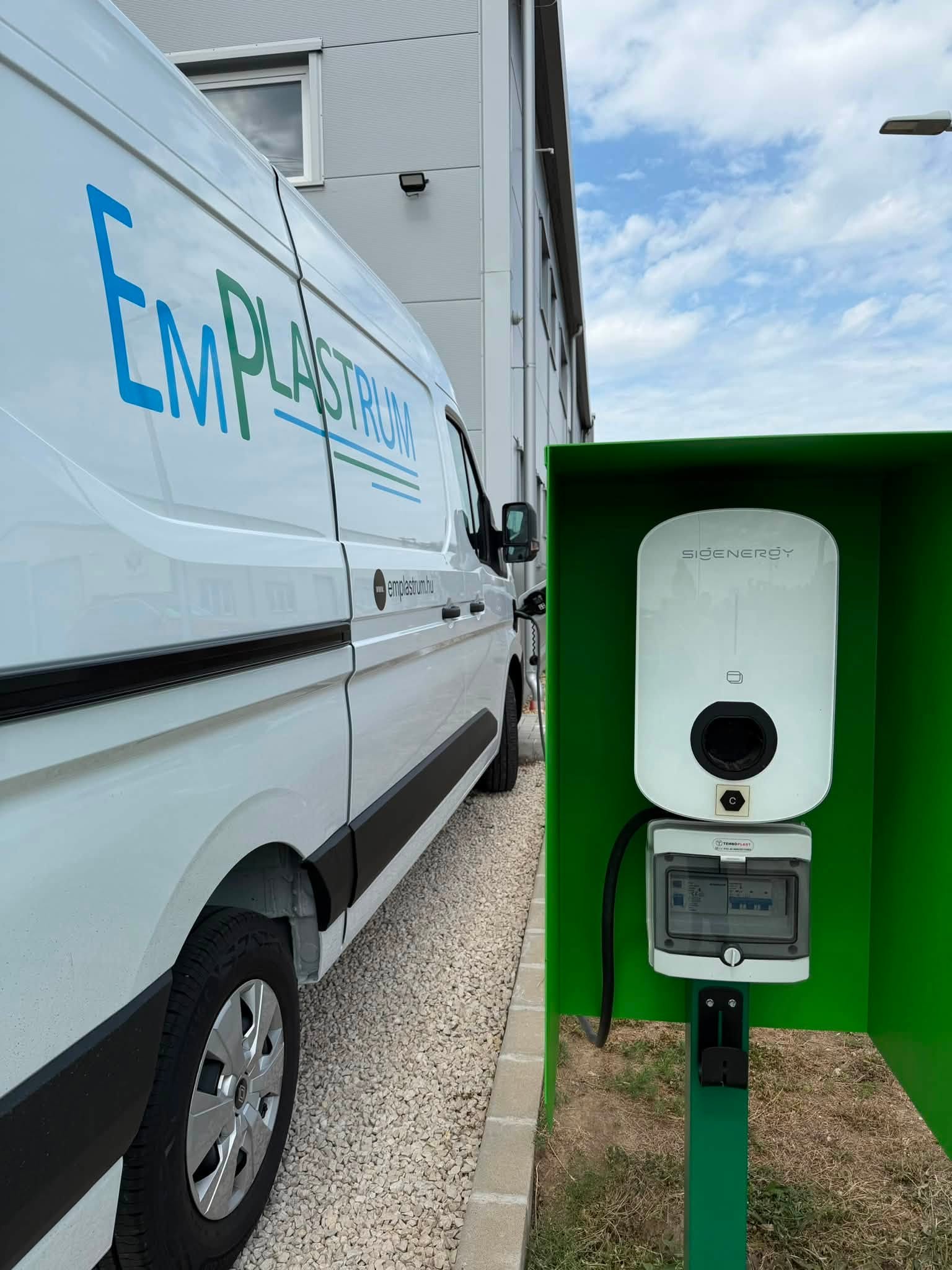 Elektromos kisteherautó és töltőoszlop az Emplastrum telephelyén